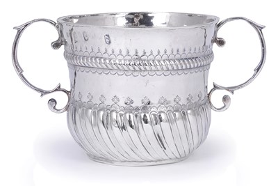 Lot 304 - A WILLIAM III SILVER PORRINGER