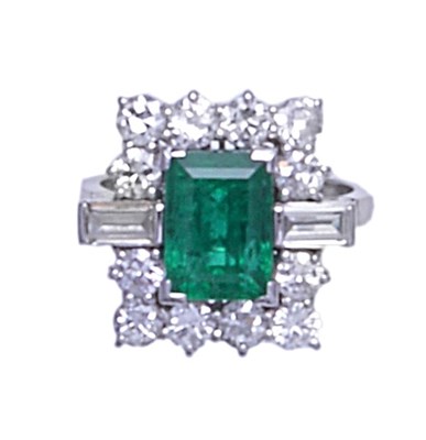 Lot 372 - EMERALD AND DIAMOND RING