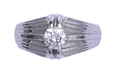 Lot 374 - 18 CT WHITE GOLD AND DIAMOND RING