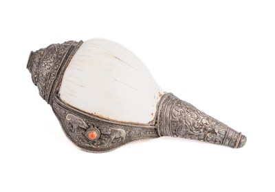 Lot 529 - A SILVER MOUNTED CONCH SHELL HORN, MONGOLIA, 19TH CENTURY