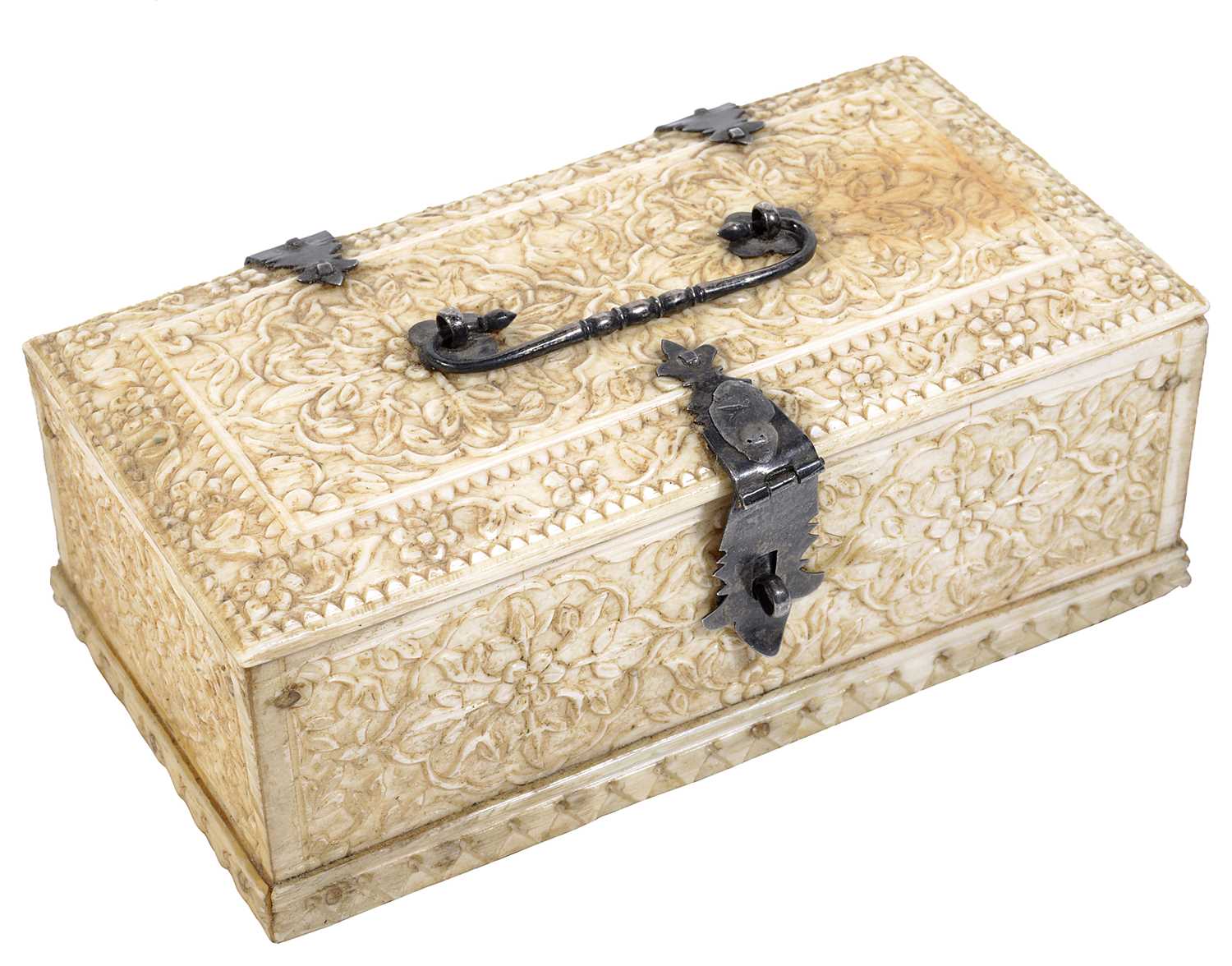 Lot 186 - ËœA MUGHAL IVORY BOX