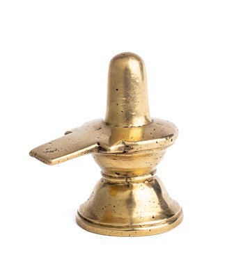 Lot 591 - A SMALL BRASS YONI-LINGAM, WESTERN DECCAN, INDIA, 18TH/19TH CENTURY