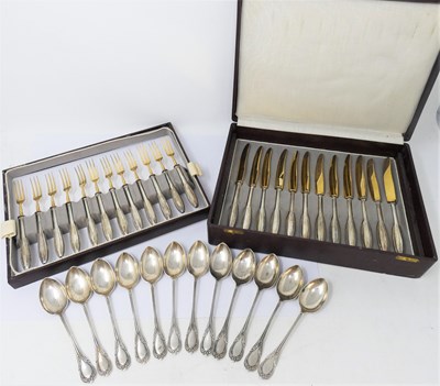 Lot 408 - A SET OF TWELVE GEORGE V SILVER TEASPOONS
