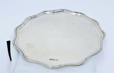 Lot 433 - A SILVER SALVER