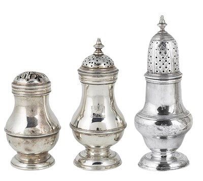 Lot 465 - A GEORGE II SILVER PEPPERETTE