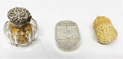 Lot 515 - ËœA GEORGE III SILVER PILL BOX