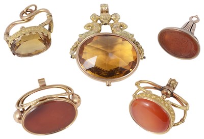 Lot 517 - A GROUP OF FIVE GOLD AND HARDSTONE FOB SEALS
