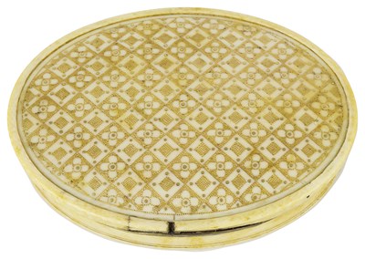 Lot 519 - ËœAN IVORY AND GOLD PIQUE-WORK SNUFF BOX