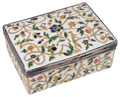 Lot 520 - AN 'EMAIL DE SAXE' SNUFF BOX