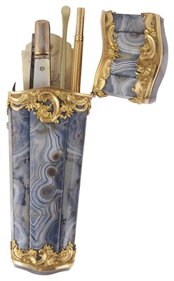 Lot 528 - ËœAN ENGLISH GOLD-MOUNTED AGATE ETUI