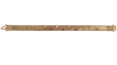 Lot 551 - NINE CARAT GOLD, GARNET  AND DIAMOND NECKLACE