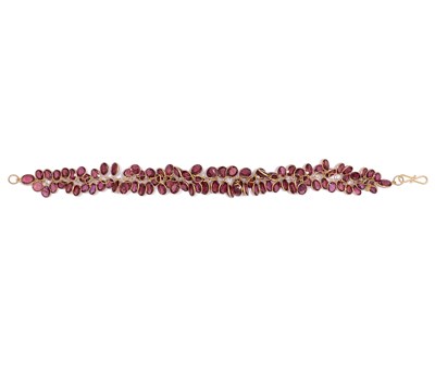 Lot 557 - GARNET BRACELET
