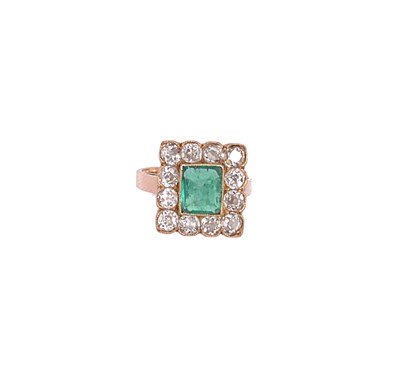 Lot 561 - EMERALD AND DIAMOND RING