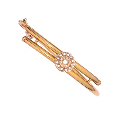 Lot 571 - EIGHTEEN CARAT GOLD AND PEARL HINGED BANGLE