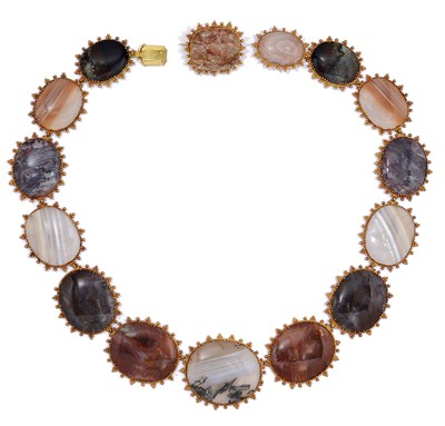 Lot 573 - ËœAGATE NECKLACE AND BROOCH