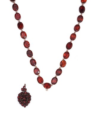 Lot 582 - A VICTORIAN GARNET NECKLACE