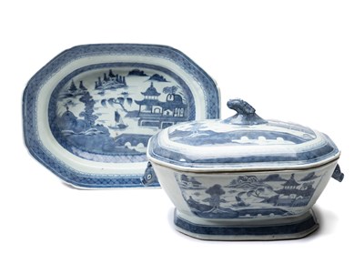 Lot 35 - A CHINESE BLUE AND WHITE 'DIANA CARGO' TUREEN, COVER AND STAND, CIRCA 1816