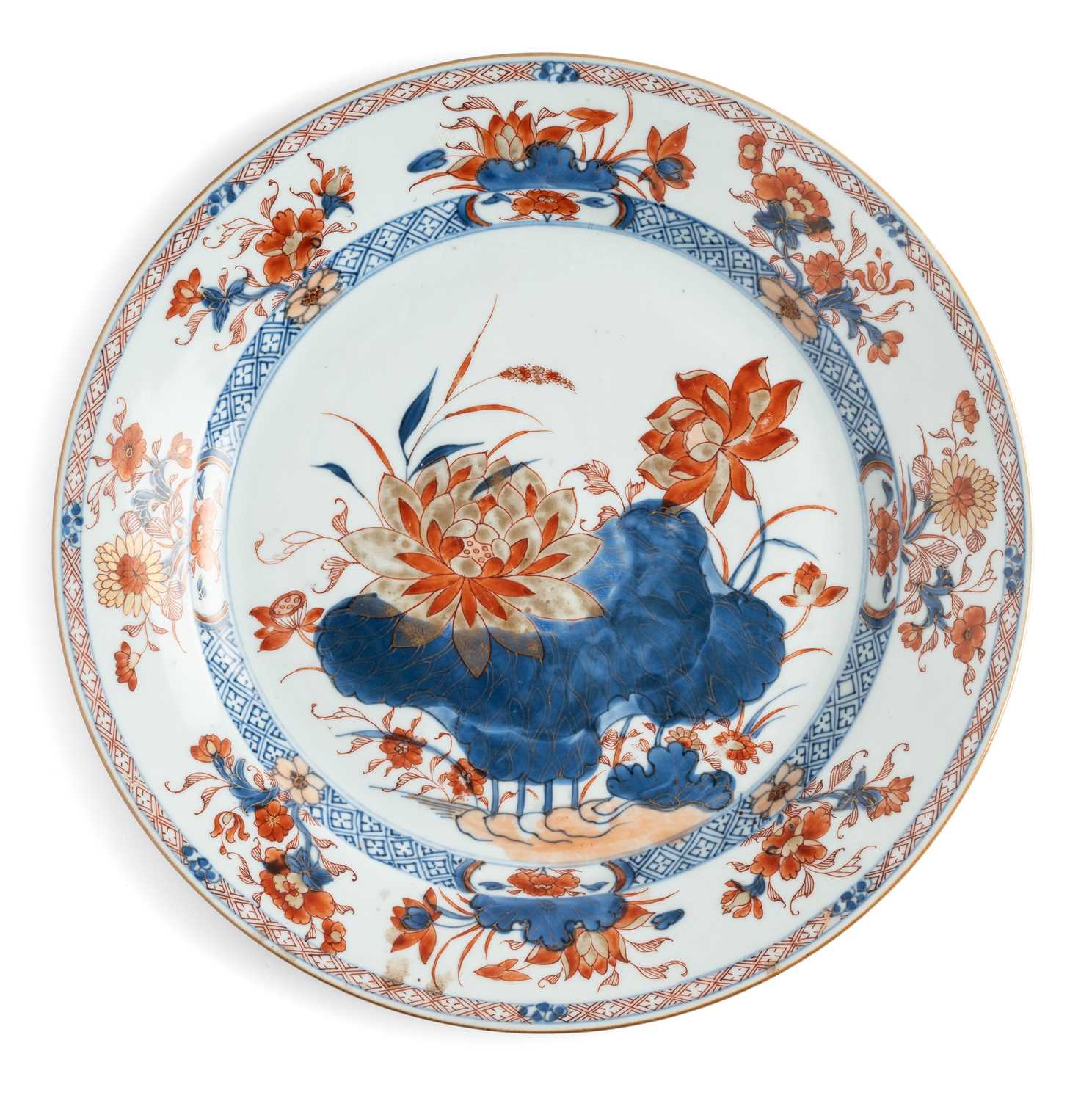 Lot 57 - A LARGE CHINESE IMARI DISH, QING DYNASTY, EARLY 18TH CENTURY