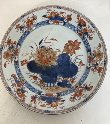 Lot 57 - A LARGE CHINESE IMARI DISH, QING DYNASTY, EARLY 18TH CENTURY
