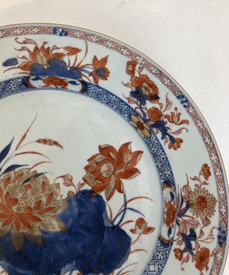 Lot 57 - A LARGE CHINESE IMARI DISH, QING DYNASTY, EARLY 18TH CENTURY