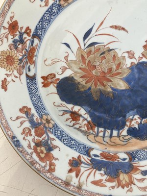 Lot 57 - A LARGE CHINESE IMARI DISH, QING DYNASTY, EARLY 18TH CENTURY