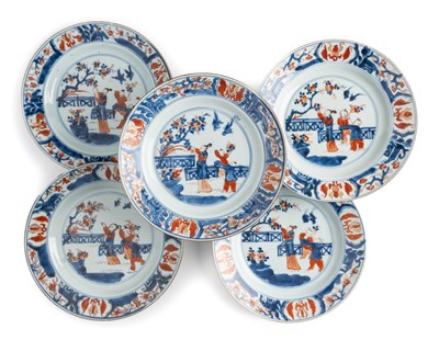 Lot 31 - A SET OF FIVE CHINESE IMARI PLATES, QING DYNASTY, QIANLONG PERIOD (1736-95)