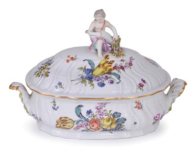 Lot 19 - â€¡A MEISSEN OVAL TUREEN AND COVER