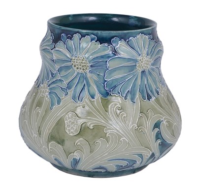 Lot 54 - DAISIES: A MOORCROFT SQUAT VASE