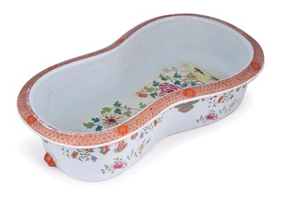 Lot 76 - A CHINESE EXPORT FAMILLE ROSE PORCELAIN BIDET