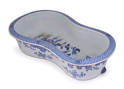 Lot 77 - A CHINESE EXPORT BLUE AND WHITE BIDET