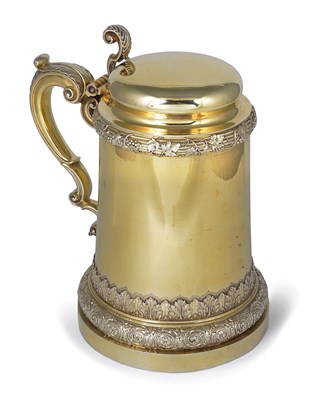 Lot 212 - A GEORGE V SILVER-GILT TANKARD