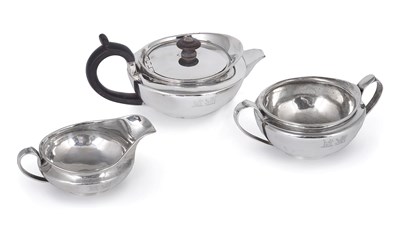 Lot 220 - AN EDWARDIAN SILVER THREE-PIECE TEA SET