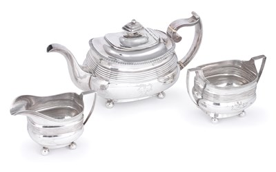 Lot 231 - AN ENGLISH PROVINCIAL GEORGE III SILVER TEAPOT