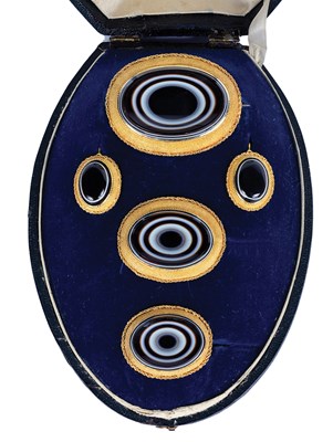 Lot 293 - SUITE OF AGATE BROOCHES AND EAR PENDANTS