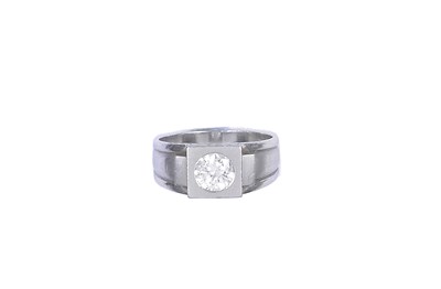 Lot 303 - GENTLEMAN'S DIAMOND RING