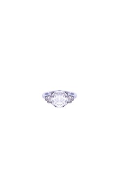 Lot 322 - DIAMOND RING