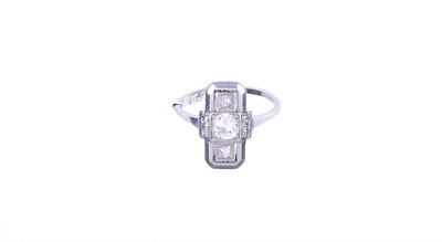 Lot 325 - DIAMOND DRESS RING