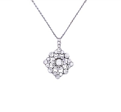 Lot 343 - DIAMOND PENDANT