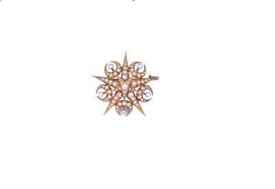 Lot 350 - GOLD AND SEED PEARL BROOCH