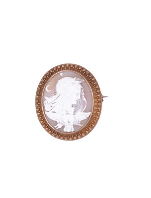 Lot 352 - GOLD AND SHELL CAMEO BROOCH