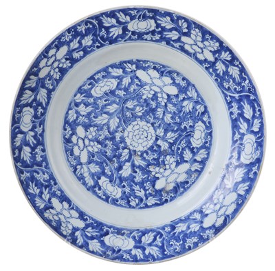 Lot 55 - A CHINESE PORCELAIN BLUE AND WHITE CHARGER, KANGXI