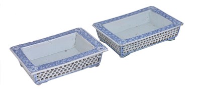 Lot 59 - A PAIR OF CHINESE BLUE AND WHITE NARCISSUS BOWLS