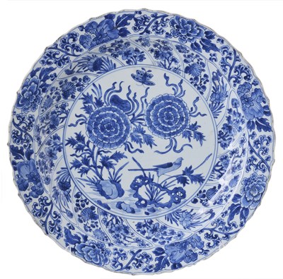 Lot 62 - A CHINESE PORCELAIN BLUE AND WHITE CHARGER, KANGXI