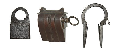 Lot 109 - A SMALL RUSSET IRON PADLOCK