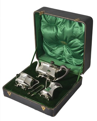 Lot 176 - AN EDWARDIAN SILVER ARTS & CRAFTS THREE-PIECE TEA SET