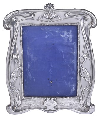 Lot 185 - AN EDWARDIAN SILVER-MOUNTED PHOTOGRAPH FRAME