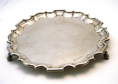 Lot 196 - AN EDWARDIAN SILVER SALVER