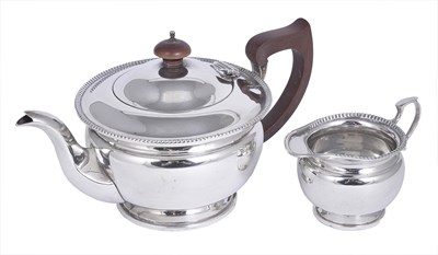 Lot 212 - A GEORGE V SILVER TEAPOT AND MILK JUG