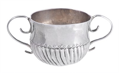 Lot 231 - AN ENGLISH PROVINCIAL WILLIAM III SILVER MINIATURE PORRINGER