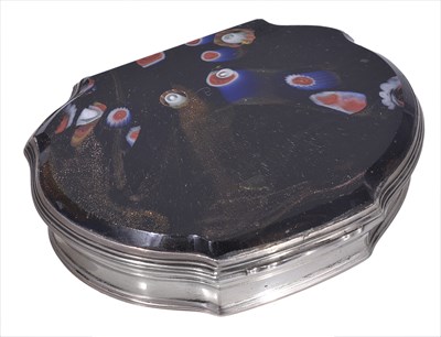 Lot 256 - A GEORGE II SILVER AND AVENTURINE GLASS SNUFF BOX